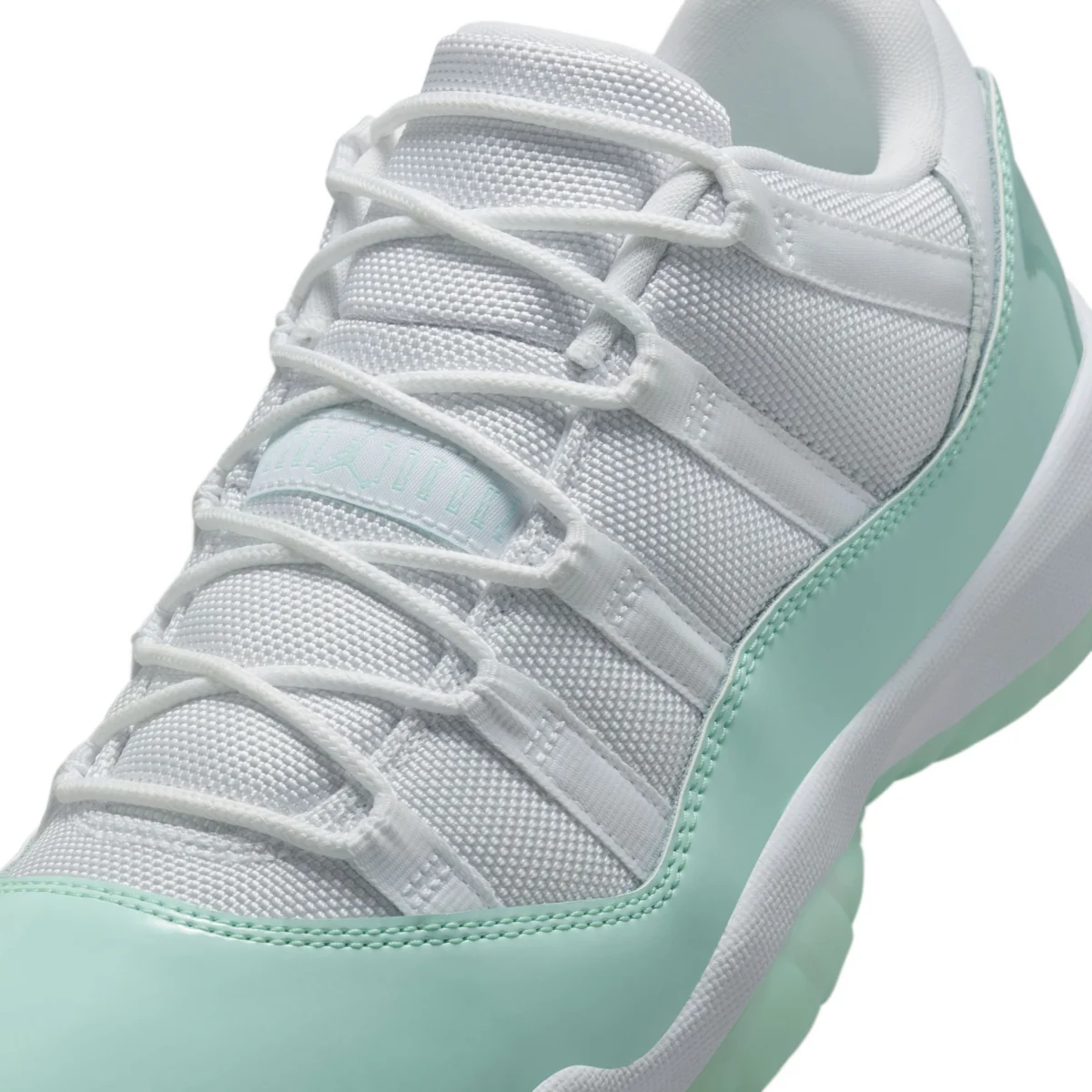 Air Jordan 11 Retro Low "Igloo"